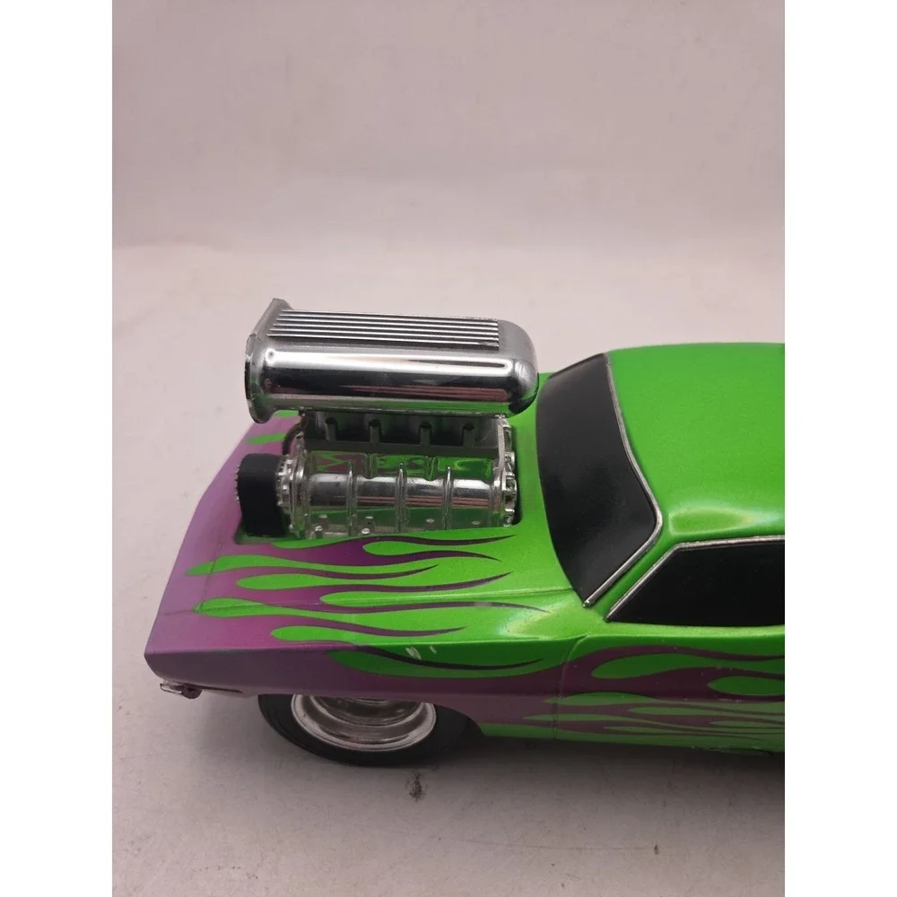 Muscle Machine 1/18 1970 Plymouth HEMI CUDA 2000 Funline Green W/ Purple Flames
